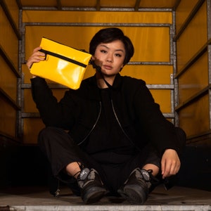 Sac à bandoulière jaune en tissu recyclé (éco), sac à main Recycle, sacoche, sac à bandoulière végétalien ou sac messager durable (compact)