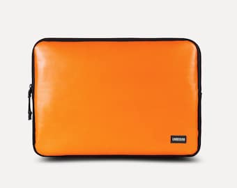 MacBook Air 15 Tasche aus Upcycling-Stoff (nachhaltig), Orangene Recycle Laptoptasche für MacBook Air 15 Zoll M3/M4 (2025/2024), Laptophülle