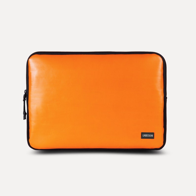 MacBook Air 15 Tasche aus Upcycling-Stoff nachhaltig, Orangene Recycle Laptop-Hülle für MacBook Air 15 Zoll M3/M2 2023/2024, Laptophülle Orange
