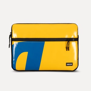 MacBook Pro 13 inch hoes met voorvak (van upcycled stof), Geel en blauwe laptophoes/hoes voor MacBook Pro 13" (2023/2024)