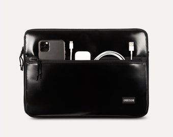 Schwarze MacBook Pro 13 Tasche mit extra Fach (aus upcycled Stoff), Recycle Laptop Tasche für neues MacBook Pro 13 Zoll M2 (2023/2024)