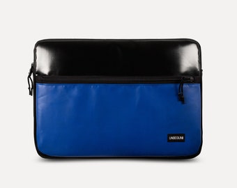 MacBook Pro 13 case with extra pocket (from upcycled fabric), Recycle laptop sleeve in black/blue for Macbook pro 13 inch M2 (2023/2024)