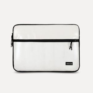 MacBook Air 15 Zoll Hülle mit Tasche (aus Upcycled Stoff), Weiße recycle Laptop-Hülle für MacBook Air 15 Zoll M4/M3 (2025/2024), Cover