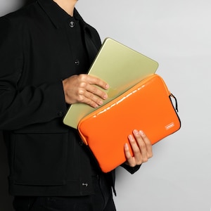 Hållbart MacBook Neo-fodral av återvunnet tyg (trailer presenningar), Orange 13-tums laptopfodral/fodral (2026)
