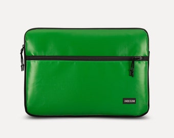 MacBook Air 13 Hülle mit Fach (aus Upcycling-Stoff), Grüne Laptoptasche für neue MacBook Air 13,6 Zoll M3/M2 (2024/2023), Cover/Tasche