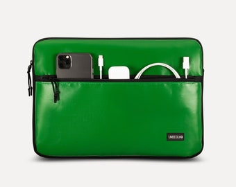 MacBook Pro 14 Zoll Hülle mit extra Tasche (aus Upcycled Stoff), Nachhaltige grüne Laptop Tasche für MacBook Pro 14 Zoll M3 (2023/2024)