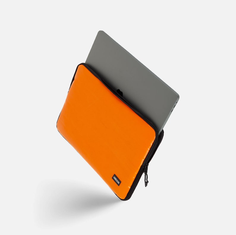 MacBook Air 15 Tasche aus Upcycling-Stoff nachhaltig, Orangene Recycle Laptop-Hülle für MacBook Air 15 Zoll M3/M2 2023/2024, Laptophülle Bild 2