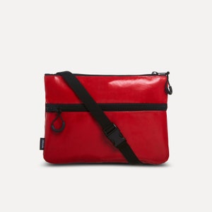 Rote Umhängetasche aus upcycled Stoff (eco), Recycle Handtasche, Sacoche, Vegane Umhängetasche, Kleine Umhängetasche (nachhaltig)