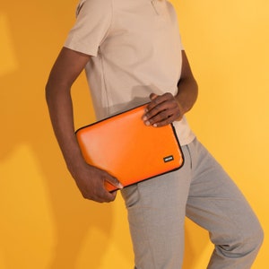 MacBook Air 15 Tasche aus Upcycling-Stoff nachhaltig, Orangene Recycle Laptop-Hülle für MacBook Air 15 Zoll M3/M2 2023/2024, Laptophülle Bild 4