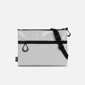 Graue Umhängetasche aus Upcycling Stoff (Öko), Recycle Handtasche, Sacoche, Vegane Umhängetasche, Kleine Umhängetasche