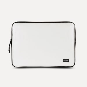 MacBook Air 15 Tasche aus Upcycling-Stoff nachhaltig, Orangene Recycle Laptop-Hülle für MacBook Air 15 Zoll M3/M2 2023/2024, Laptophülle White