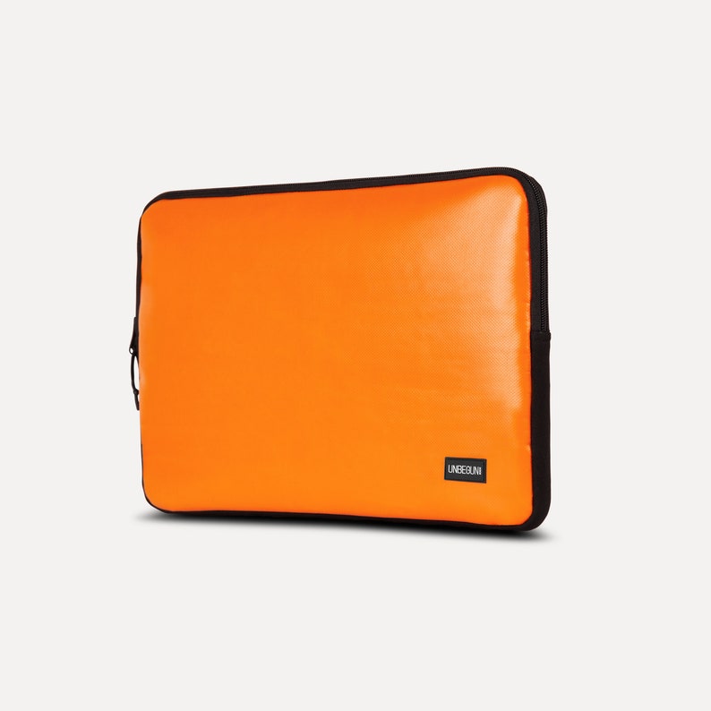 MacBook Air 15 Tasche aus Upcycling-Stoff nachhaltig, Orangene Recycle Laptop-Hülle für MacBook Air 15 Zoll M3/M2 2023/2024, Laptophülle Bild 3