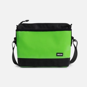 Kleine Umhängetasche aus Upcycling-Stoff - Nachhaltige säuregrüne Umhängetasche oder Handtasche, Crossbody-tasche oder Geldbörse für Männer und Frauen (Vegan)