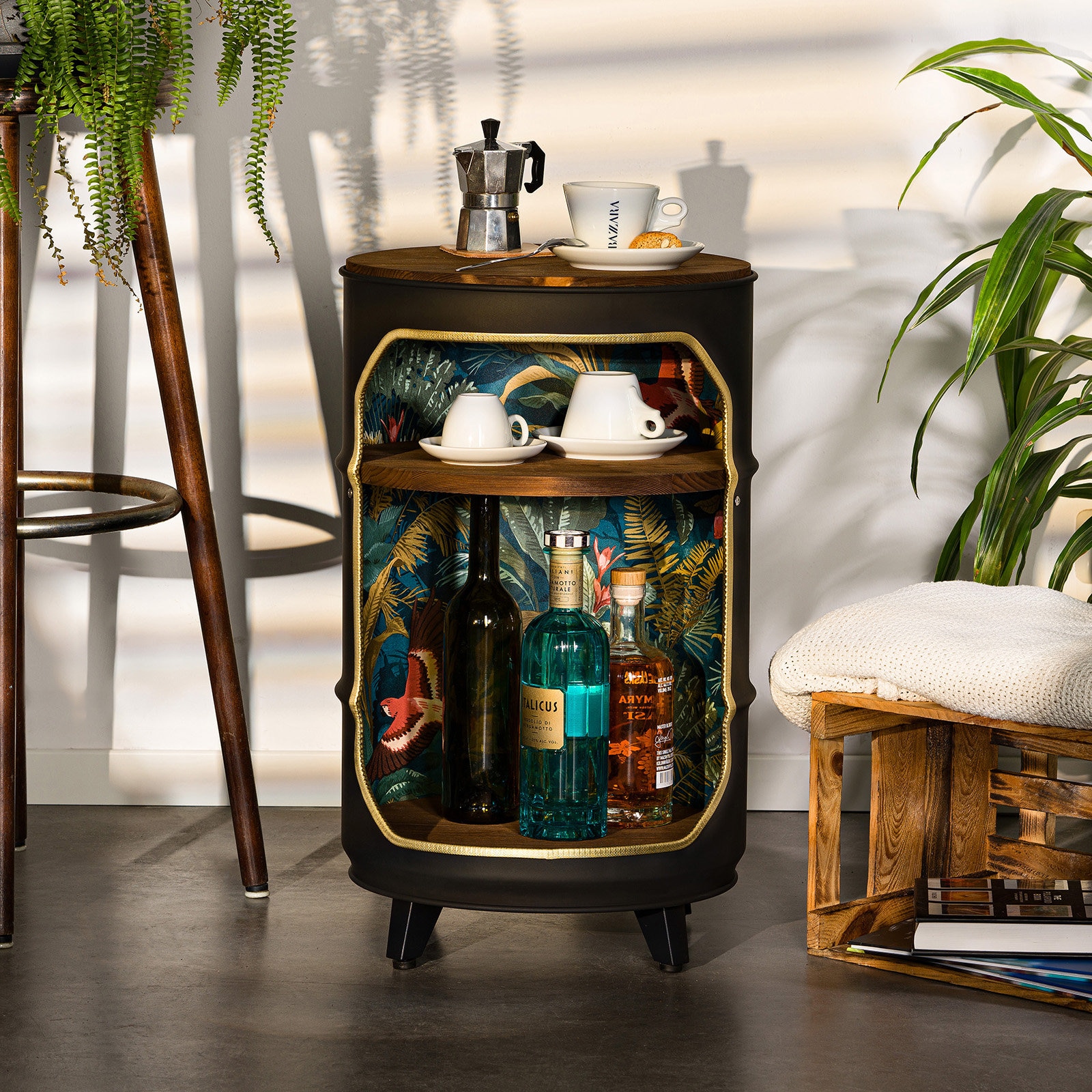 Minibar auf Tablett mit Cocktailzubehör … – Bild kaufen – 11453279 ❘  living4media