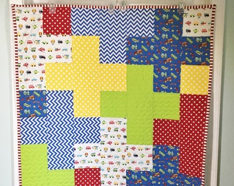 Handgemaakt plusteken, patchwork babyquilt in primaire kleuren, douchecadeau voor babyjongen.