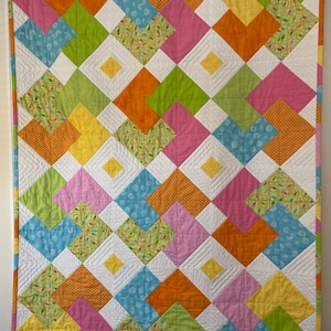 Belle couette pour bébé faite main sans sexe. Tour de cartes en orange, jaune, vert, rose et bleu. Construction de qualité. Cadeau parfait !