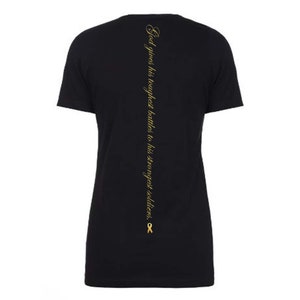 Könnte beinhalten: Schwarzes T-Shirt mit einem goldenen Band und dem Text "Gott gibt seine härtesten Schlachten seinen stärksten Soldaten." auf der Rückseite.