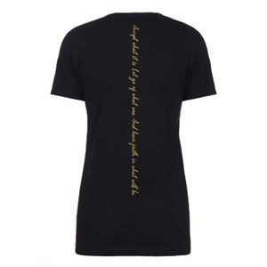 Puede incluir: Camiseta negra con una inscripción dorada que dice "Acepta lo que es, deja ir lo que fue. Y ten fe en lo que será."