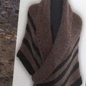 Könnte beinhalten: Ein gestrickter Schal in Braun und Schwarz mit Streifen und V-Ausschnitt.