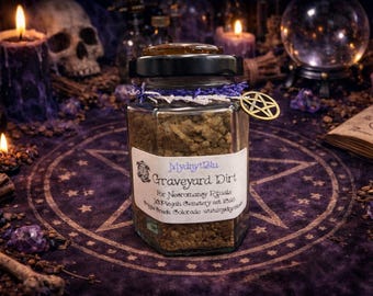 Könnte beinhalten: Ein Glas mit dunkler Erde, beschriftet mit "Graveyard Dirt" für nekromantische Rituale. Das Glas hat einen schwarzen Deckel, einen goldenen Pentagramm-Anhänger und ist mit lila Bindfaden gebunden. Im Hintergrund Kerzen und ein Totenkopf.