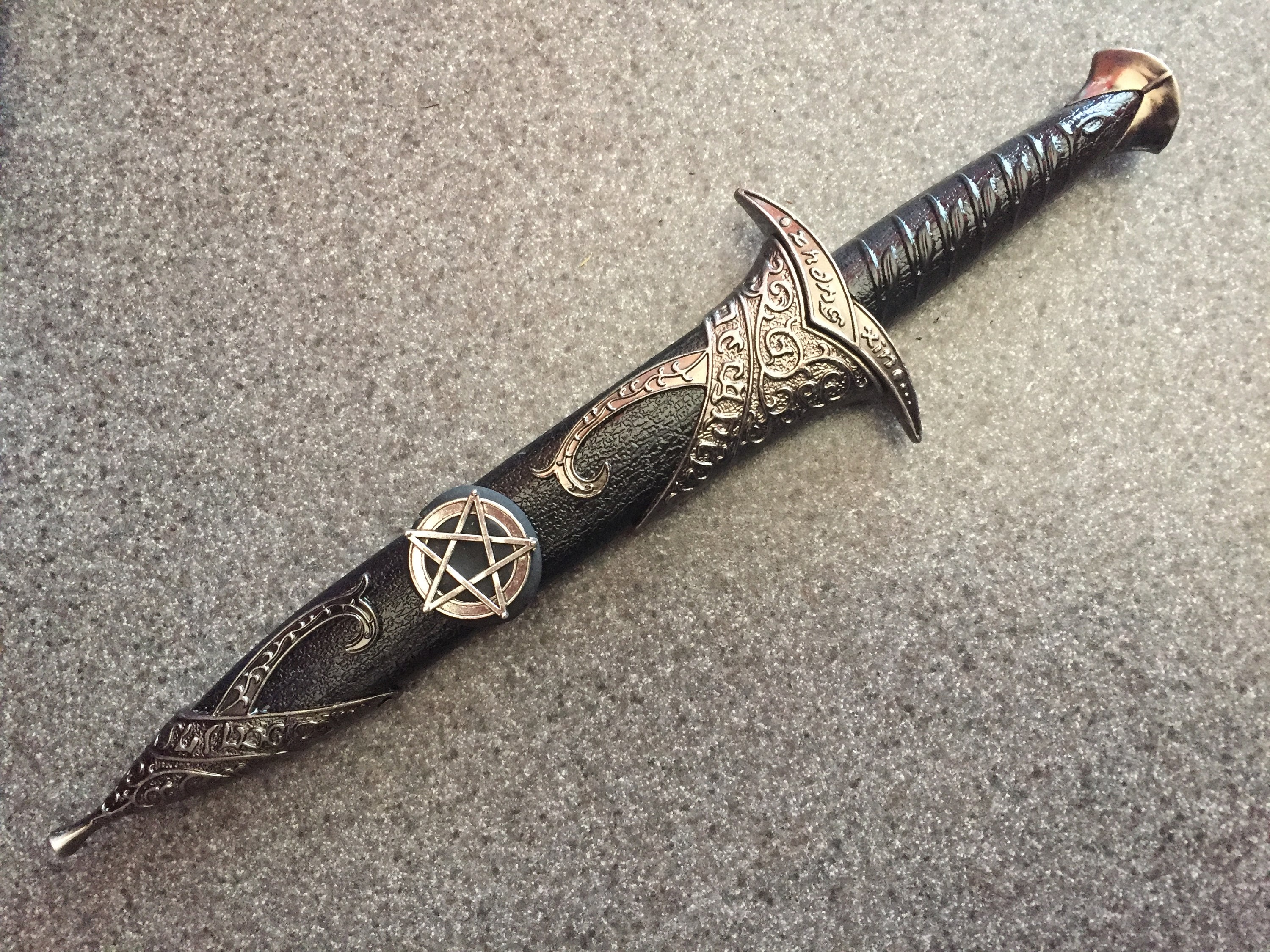 Нож gothic athame. Атаме ритуальный нож. Нож ведьмы - athame или bolline;. Атом. Как выглядит атам.