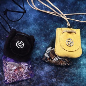 Pochette de voyage en cuir faite main : herbes, pierres et coquillages