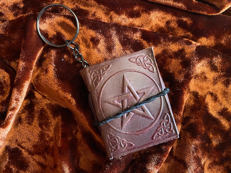 Tiny Book of Shadows Keychain Leather Pentagram lbos-1030