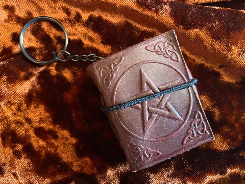 Tiny Book of Shadows Keychain Leather Pentagram lbos-1030