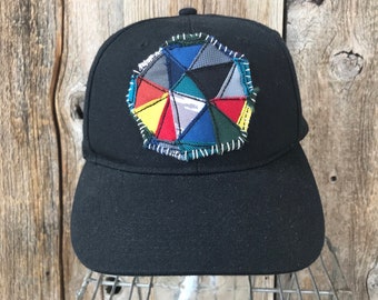 Chapeau snapback streetwear fait main avec patchwork géométrique appliqué OOAK