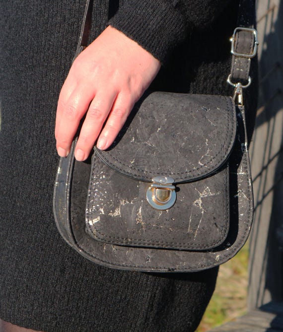 Schwarze Kork Crossbody Geldbörse: Vegane Abendtasche mit Gold