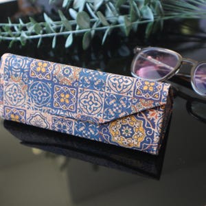 Estuche de corcho para gafas de sol: protector rígido y plegable.