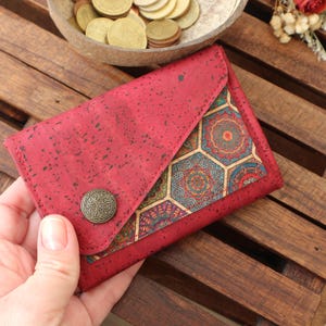 Bonita cartera pequeña para mujer, de corcho vegano, triple pliegue.