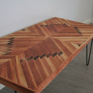 Redesigned Style Redwood Couchtisch - ARCHER (Rot auf Blond)