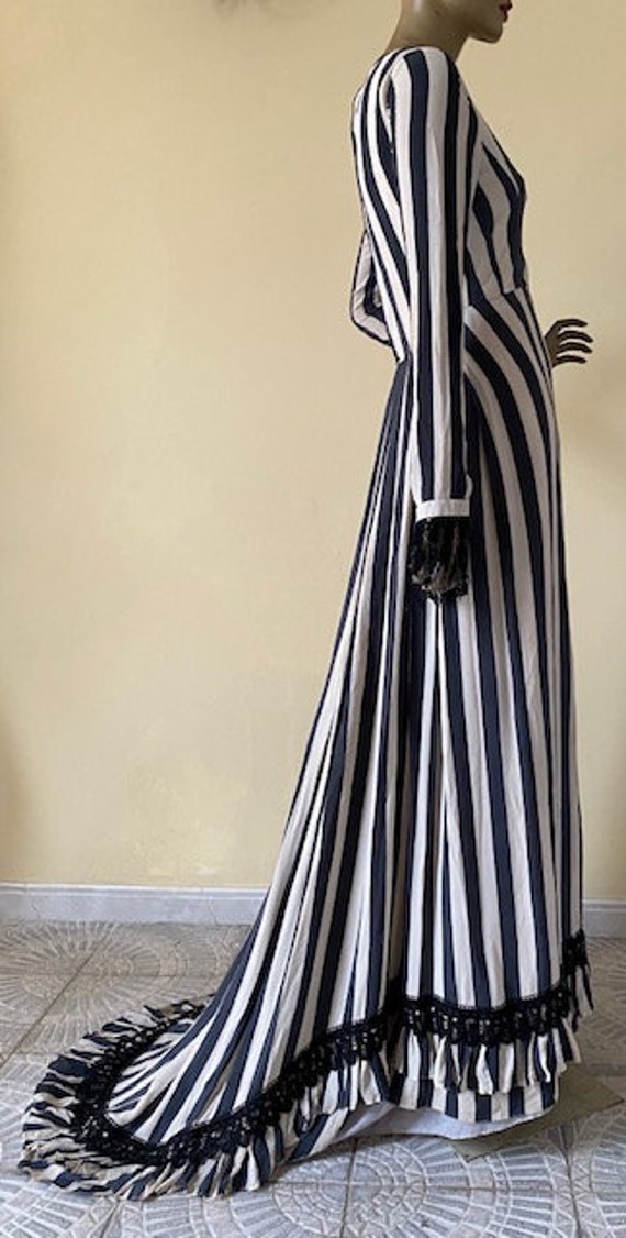 Victorian dress from the 1800s S, beautiful antiqu