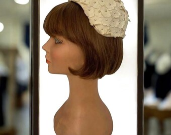 This vintage fascinator with flowers, pearls, and sprinkled with tiny 1940s pearls is a dream.