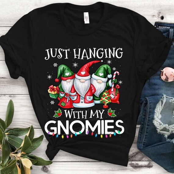 Three Gnomes In Red - Just Hangin' With My Gnomies Christmas T-Shirt Three Gnomes In Red - Just Hangin' With My Gnomies Christmas T-Shirt