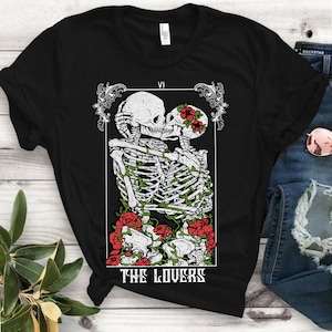 Camiseta de cartas de tarô, camisa vintage de halloween dos amantes, esqueletos ocultos sobrenaturais, esqueleto e tatuagem de rosa unissex