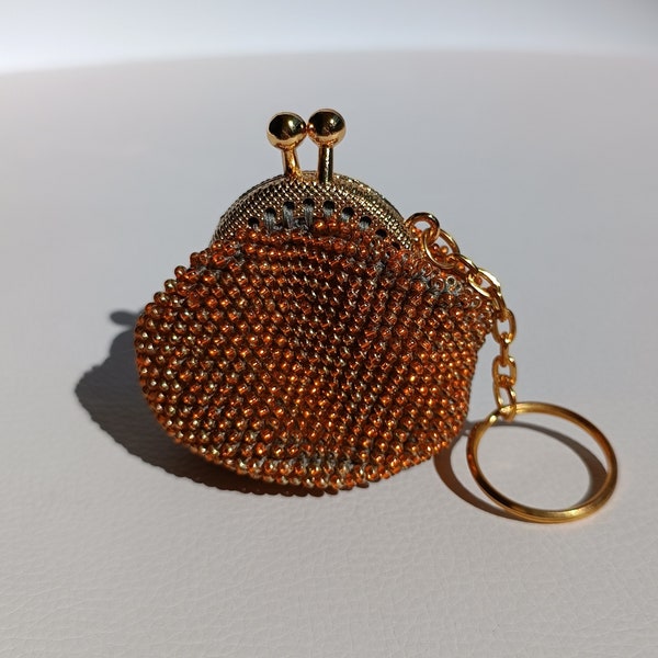 Petit porte-monnaie en perles au crochet scintillant en bronze doré avec cadenas à baiser Petite pochette porte-clés pour poupée mignonne Cadeau d'anniversaire fille unique