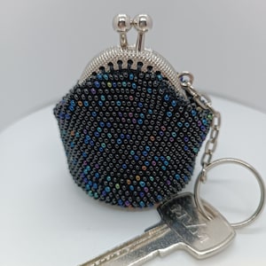 Kleine schwarze Gothic Emo Stil gehäkelte Perlen Münztasche mit Kussverschluss, Vintage Stil kleine Schlüsselanhänger Tasche, Kollege Jahrestag Geschenkidee