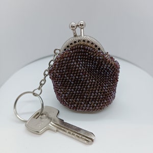 Pequeño bolso de moneda con cuentas de ganchillo de color burdeos Llavero bolsa de bloqueo de beso Regalo de bolsa de tabaco de aniversario para el marido Soporte para auriculares de píldora de pendiente