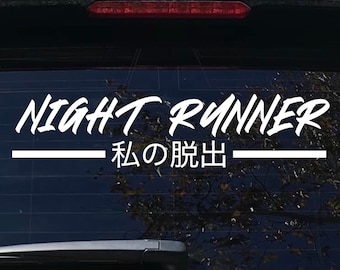 Könnte beinhalten: Weißer Vinyl-Aufkleber mit dem Text "NIGHT RUNNER" in einer stilisierten Schriftart und dem japanischen Text "私の脱出" (ausgesprochen "Watashi no Dasshutsu") mit der Bedeutung "Meine Flucht" darunter.