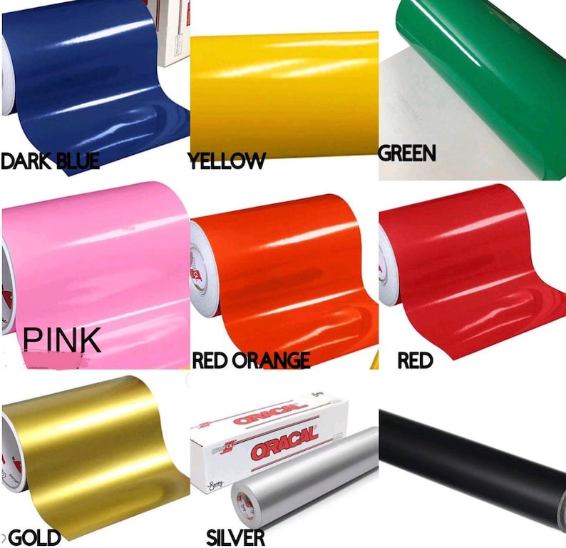 Puede incluir: Una colecci&oacute;n de rollos de vinilo en varios colores: azul oscuro, amarillo, verde, rosa, rojo-naranja, rojo, dorado, plateado y negro. Cada color est&aacute; etiquetado. La marca "ORACAL" es visible en una caja.