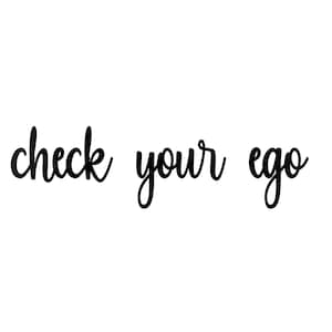 Può includere: Testo scritto a mano in bianco e nero che dice "check your ego".