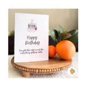Cartão de aniversário engraçado – O bolo não é a única coisa que está sendo comida – Cartão de aniversário sujo para ele ou ela – Humor adulto – Download digital