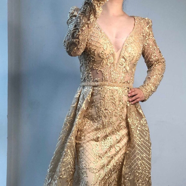 Robe de soirée dorée élégante avec train, robe caftan marocaine luxueuse, robe de bal, glamour de style Dubaï, robe formelle à manches longues à col en V