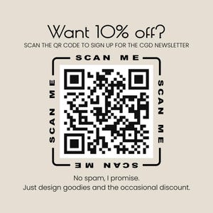 以下が含まれることがあります： ベージュの背景に黒と白の正方形のQRコード。テキストは「Want 10% off? SCAN THE QR CODE TO SIGN UP FOR THE CGD NEWSLETTER」。コードは4つの「SCAN ME」ラベルで囲まれています。下部には「No spam, I promise. Just design goodies.」と記載されています。