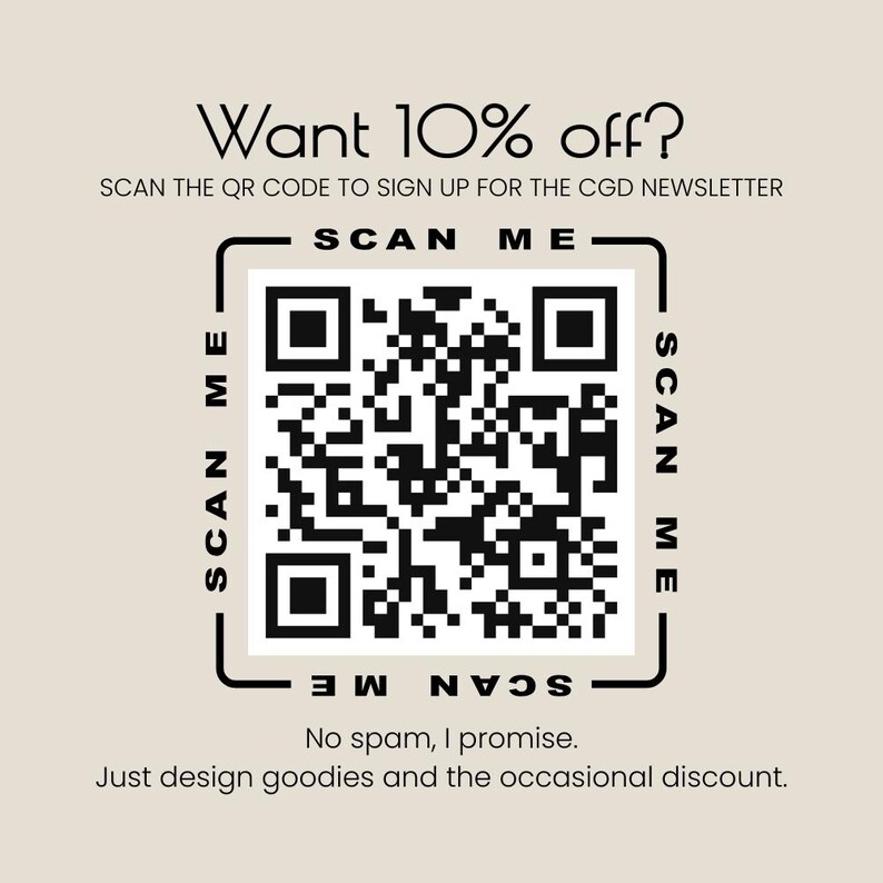 以下が含まれることがあります： ベージュの背景に黒と白の正方形のQRコード。テキストは「Want 10% off? SCAN THE QR CODE TO SIGN UP FOR THE CGD NEWSLETTER」。コードは4つの「SCAN ME」ラベルで囲まれています。下部には「No spam, I promise. Just design goodies.」と記載されています。
