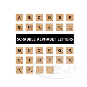 Może przedstawiać: Drewniane kafelki z literami do Scrabble ułożone w siatkę, każda z literą i wartością punktową. Tekst "SCRABBLE ALPHABET LETTERS" znajduje się w czarnym prostokącie. Kafelki są jasnobrązowe z czarnymi literami.