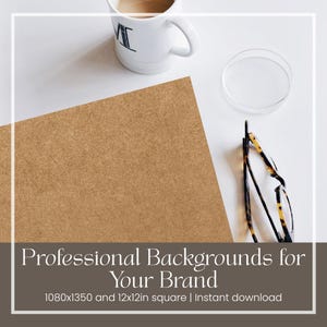 Puede incluir: Un fondo cuadrado texturizado marrón con el texto "Professional Backgrounds for Your Brand" y "1080x1350 and 12x12in square | Instant download". También se ven una taza blanca con café, un plato transparente y gafas.
