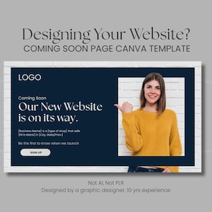 Peut inclure: Un modèle Canva pour page de lancement avec un fond bleu foncé et du texte blanc indiquant Designing Your Website? Coming Soon Page Canva Template, Logo, Coming Soon Our New Website is on its way, et le bouton Sign Up.